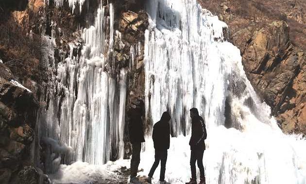 उत्तर भारत में अगले 10 दिन कड़ाके की सर्दी, श्रीनगर में जमा झरना तो मसूरी में माइनस में पहुंचा तापमान