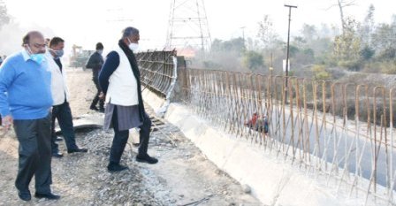 एक्शन मोड में सीएम रावत, देहरादून-हरिद्वार फ्लाईओवर का किया निरीक्षण; देखिए तस्वीरों में