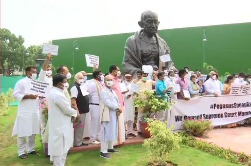 पेगासस जासूसी: विपक्षी सांसदों का विरोध प्रदर्शन, खड़गे ने कहा- आईटी मंत्री की सफाई नाकाफी