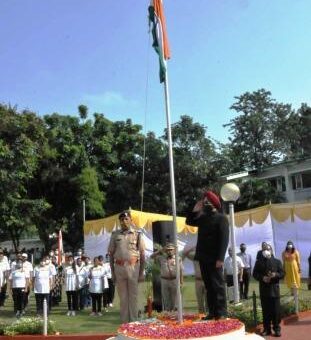 मुख्य सचिव डा० संधु ने सचिवालय में किया ध्वजारोहण, सम्बोधन में कही ये बड़ी बात