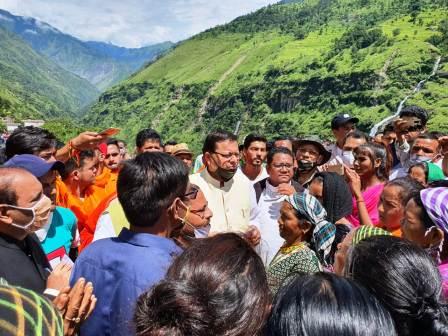 मुख्यमंत्री धामी ने आपदाग्रस्त गांव जुम्मा का किया दौरा, रेस्क्यू कार्य का लिया जायजा