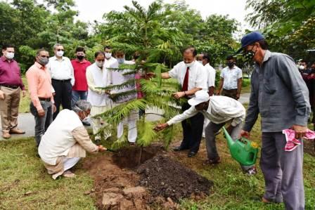 पूर्व सीएम त्रिवेन्द्र ने भारतीय पेट्रोलियम संस्थान, देहरादून में किया वृक्षारोपण। पीपल, बरगद आदि के वृक्ष रोपे गए।