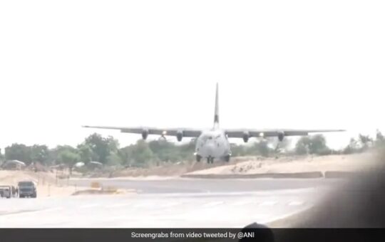 राजस्थान के जालोर में हाईवे पर उतरा सेना का C-130J सुपर हरक्यूलिस