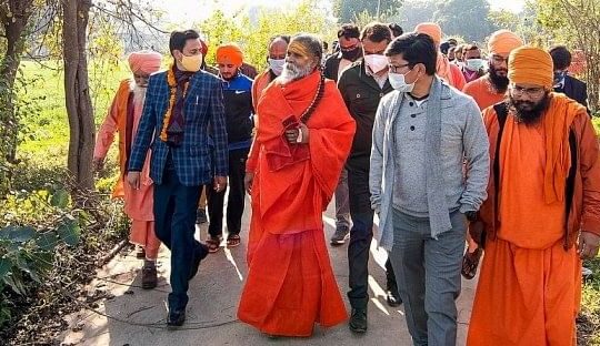 योगी हों या अखिलेश, हर सरकार में रहा महंत नरेंद्र गिरि का रसूख, केंद्र और राज्‍य की सत्‍ता से थे काफी गहरे रिश्ते