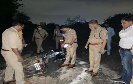 नोएडा पुलिस ने बाइकें लूटने वाले को पैर में गोली मार किया गिरफ्तार, अस्पताल में हो रहा इलाज