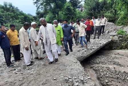 पूर्व सीएम त्रिवेन्द्र पहुंचे सोडा सरौली, भूस्खलन से हुए नुकसान का लिया जायजा