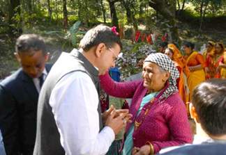 सीएम बनने के बाद पुष्कर सिंह धामी पहली मर्तबा गये पुरखों के गांव, ग्रामीणों ने किया जोरदार स्वागत