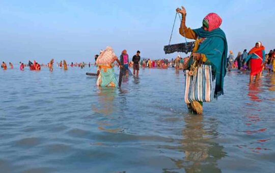 कार्तिक पूर्णिमा पर हरिद्वार और प्रयागराज में लाखों श्रद्धालुओं ने लगाई डुबकी, संगम में आज जलाए जाएंगे पांच लाख दीये