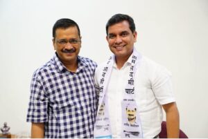 Arvind-Kejriwal-with-Amit-Palekar