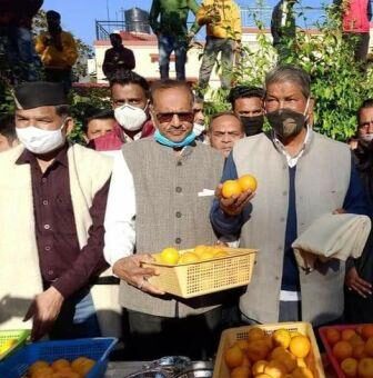 कांग्रेस भवन में पूर्व सीएम हरीश रावत ने दी नीबू-माल्टा की पार्टी