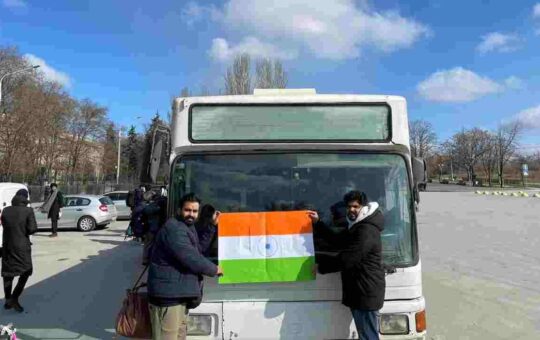 चौतरफा गोलाबारी… सामने मौत, जान पर बनी तो तिरंगे की शरण में आए पाकिस्तानी, भारतीयों ने स्प्रे और पर्दे से बनाया झंडा