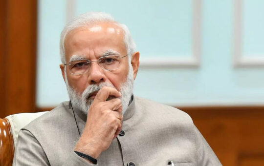 100 से अधिक पूर्व नौकरशाहों ने पीएम मोदी को लिखा पत्र, कहा- “बहरा कर रही है आपकी चुप्पी”