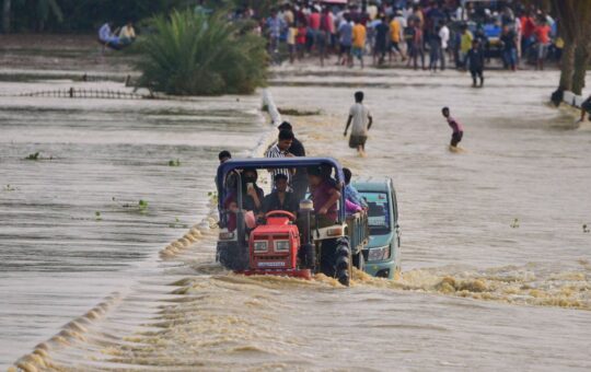 असम में बाढ़ और बारिश से बिगड़े हालात, 26 जिलों के 4 लाख अधिक लोग प्रभावित