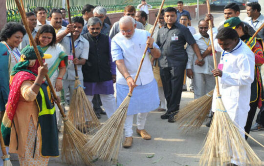 मोदी@8: जब पीएम मोदी ने खुद थामा झाड़ू, स्वच्छ भारत अभियान ने बदली देश की तस्वीर