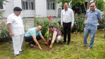 गौ सेवा आयोग के अध्यक्ष पं० राजेन्द्र अणथ्वाल ने हरेला पर्व पर किया वृक्षारोपण