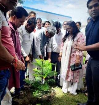 पूर्व सीएम त्रिवेन्द्र ने हर्रावाला में किया वृक्षारोपण