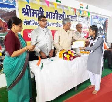 पूर्व सीएम त्रिवेन्द्र ने कैप्टन वाईपी ध्यानी की स्मृति में वितरित की छात्रवृत्ति