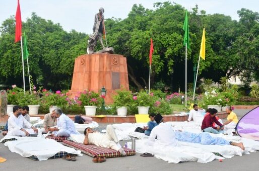 दिल्ली विधानसभा में रात भर रही हलचल, एक-दूसरे के खिलाफ डटे रहे आप और भाजपा विधायक