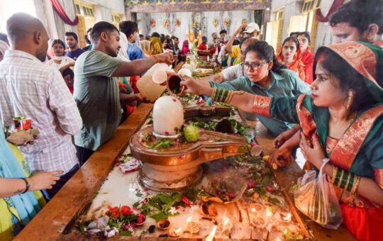 सावन के अंतिम सोमवार को मंदिरों में उमड़ी भक्तों की भीड़, भगवान शिव का किया जलाभिषेक