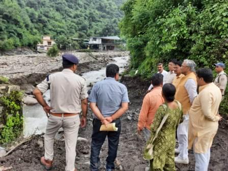 पूर्व सीएम त्रिवेंद्र ने प्राकृतिक आपदा में मारे गये पीड़ित परिवारों को बंधाया ढांढस