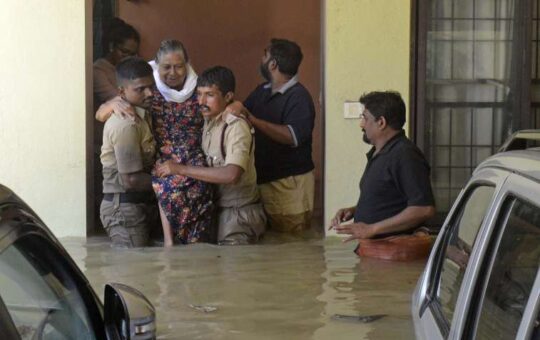 बेंगलुरु में बारिश के बाद जगह-जगह जलभराव, स्कूल-दफ्तर जाने के लिए लेना पड़ रहा ट्रैक्टर का सहारा