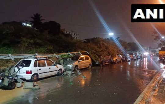 बेंगलुरु में आफत की बारिश, बेसमेंट बनी नदी, पानी में बही गाड़ियां, येलो अलर्ट जारी