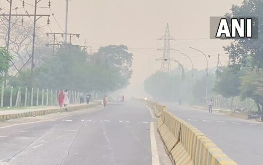 AQI: दिल्ली-NCR में हवा बेहद खराब, आनंद विहार में AQI 456 के खतरनाक स्तर पर, सांस लेने में हो रही तकलीफ