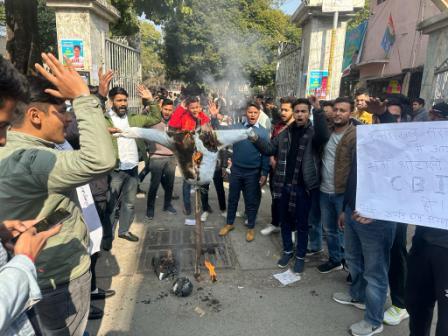 देहरादूनः आर्यन छात्र संगठन ने प्रदेश सरकार और यूकेपीसीएस का पुतला फूंका