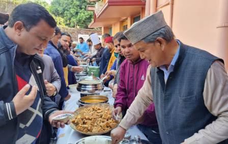 पूर्व सीएम हरीश रावत ने नए साल पर दी मंडुआ पार्टी, मेहमानों को खुद परोसे लजीज पहाड़ी व्यंजन