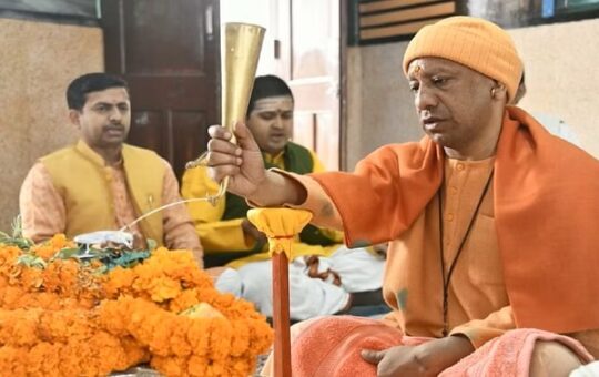 सीएम योगी ने गोरखनाथ मंदिर में किया रुद्राभिषेक, विश्व कल्याण की कामना की