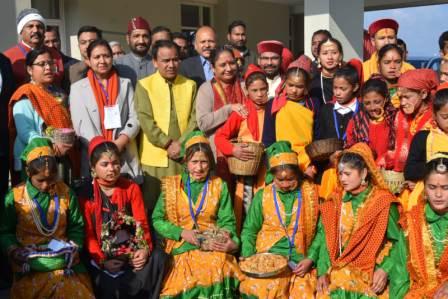 भराड़ीसैंणः विधान सभा भवन में जीवंत हुई लोक संस्कृति, मांगल गीतों के साथ बच्चों ने बरसाये रंग-बिरंगे फूल