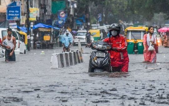 भारी बारिश, भूस्खलन और बादल फटने से तबाही, 34 की मौत, दिल्ली से शिमला तक सड़कें बनीं समंदर