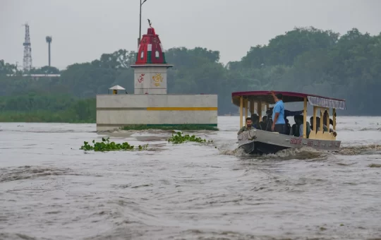 यमुना ने तोड़े रिकॉर्ड! जानिए क्या होता है नदी में खतरे का निशान