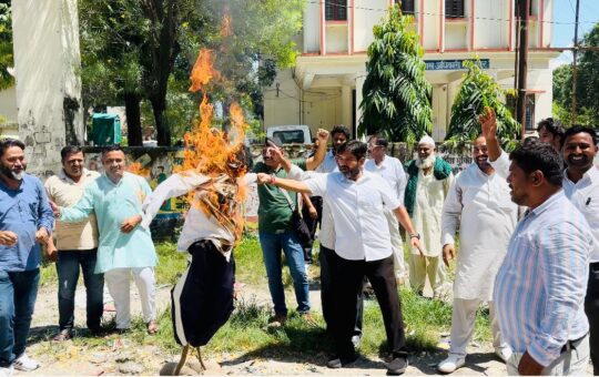 सहसपुरः जिलाध्यक्ष राकेश नेगी की अगुवाई में कांग्रेसियों ने भाजपा सरकार का पुतला फूंका