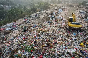 plastic-pollution-landfill